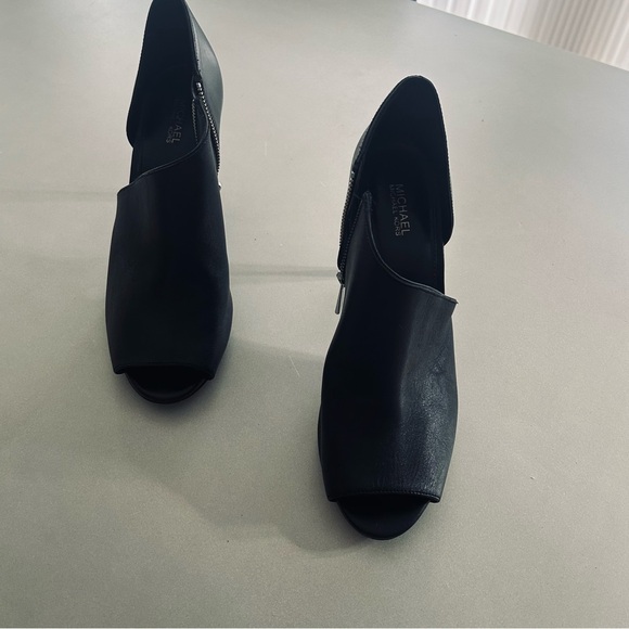 Michael Kors Black Leather Peeptoe Heel with Size CutOyt Zip Up, Size9 - Picture 13 of 16